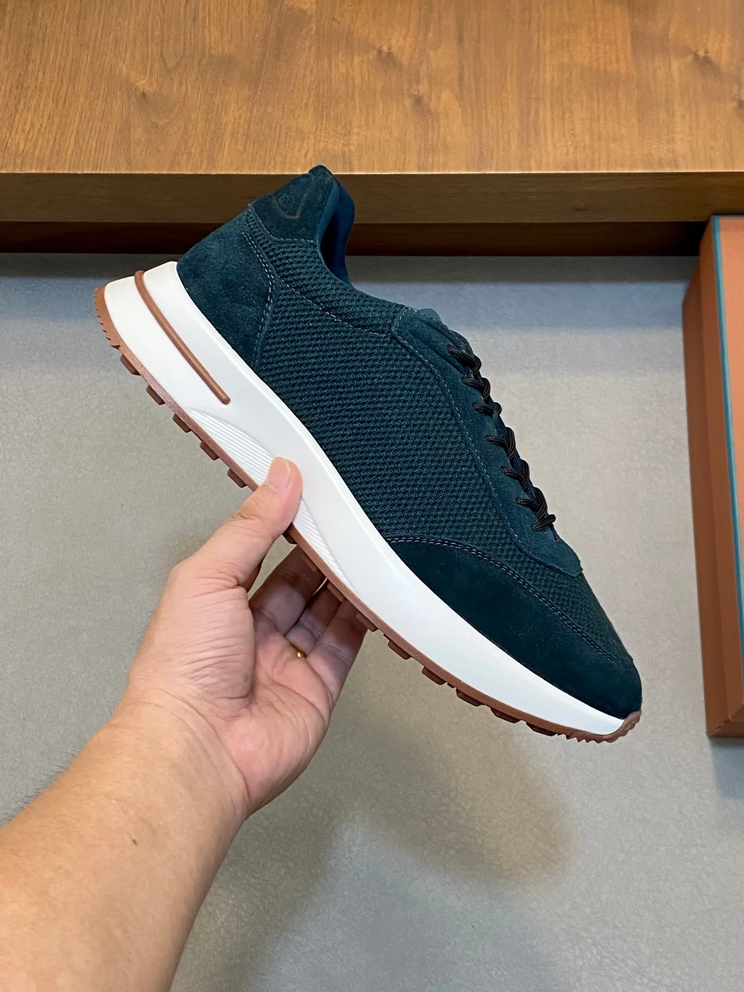 Factory price: 480💰 Loro Piana - Classic casual shoes, men's lace-up casual shoes and sneakers, high-quality lightweight and comfortable fabrics, suitable for outdoor leisure, the color scheme is young and energetic, and it looks great with sportswear or casual suits! Code number: 38-44 (45, 46, can be customized)